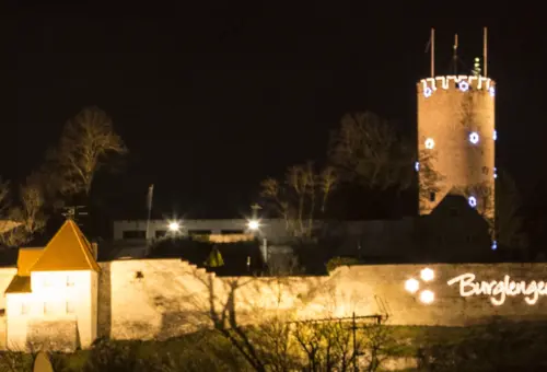 Burg mit Beleuchtung
