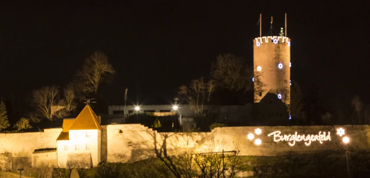Burg mit Beleuchtung