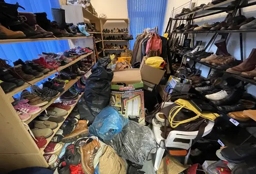 Anlieferung in der Kleiderkammer