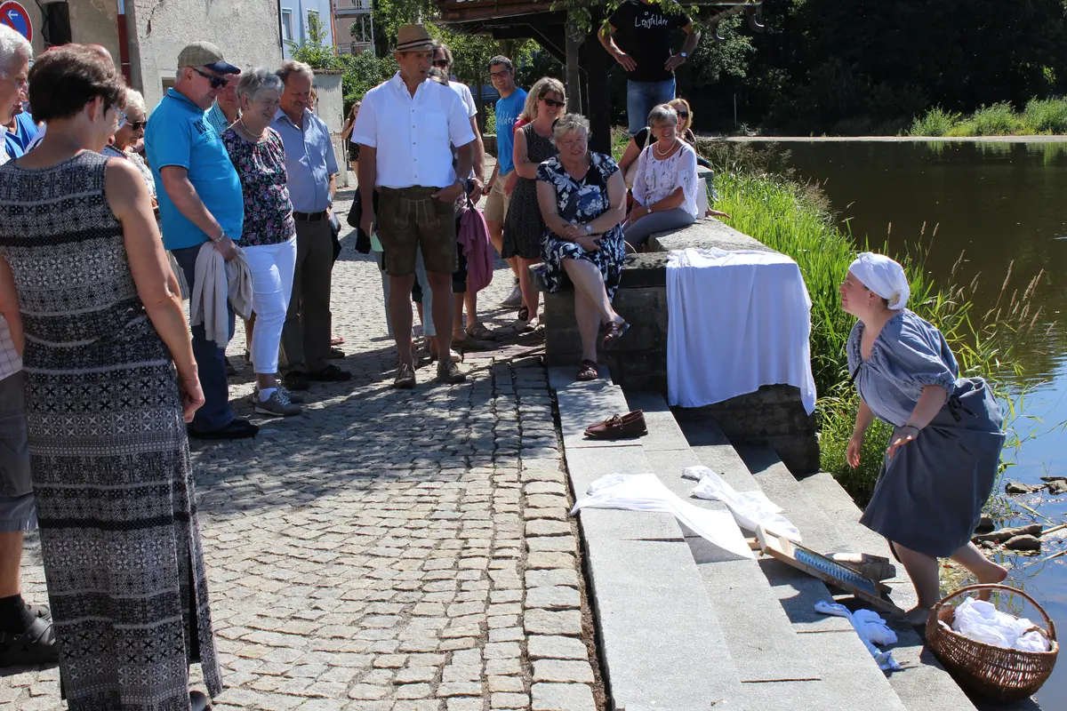 "Waschweib" am Fluss Szene: Leben am Fluss