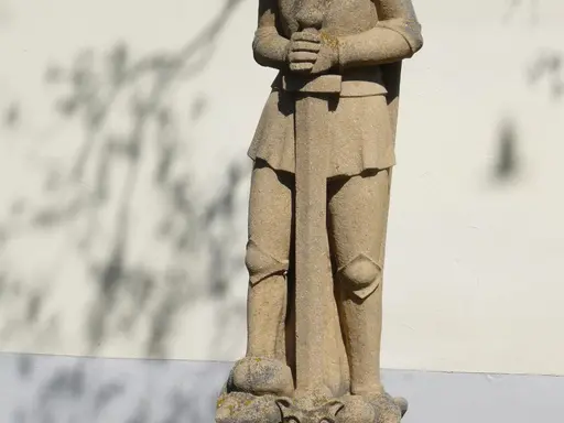 St. Georg vor Friedhofsmauer