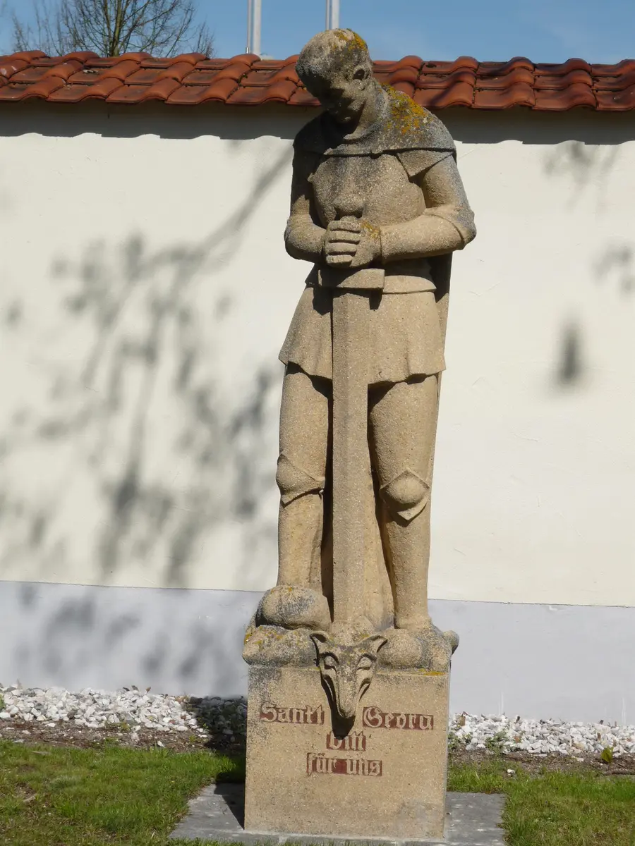 St. Georg vor Friedhofsmauer