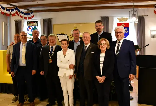 Gruppenbild mit Ehrengästen